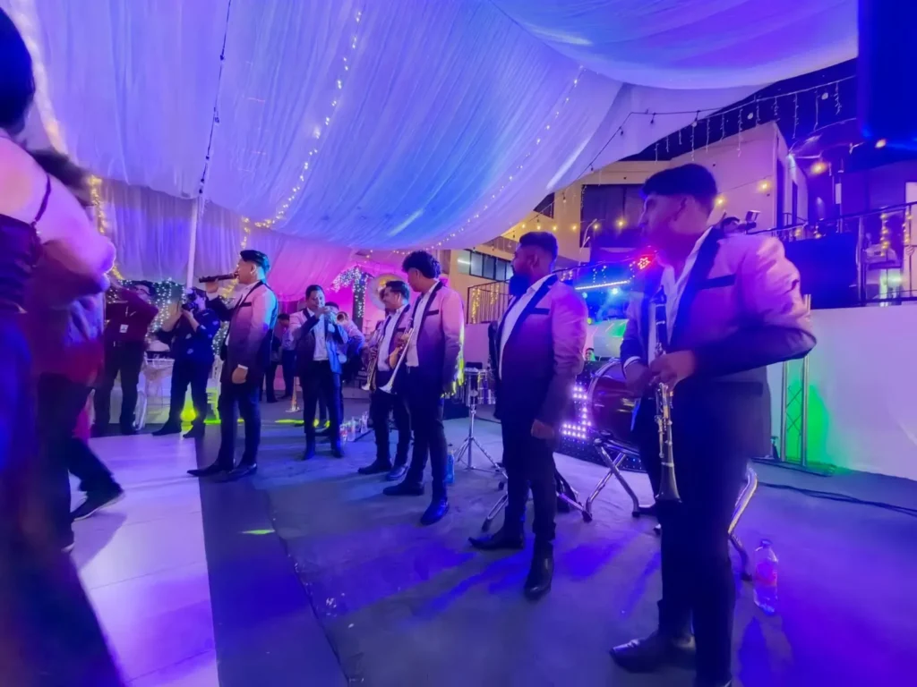Repertorio Musical Repertorio Musical Banda sinaloense en vivo durante una fiesta con iluminación violeta