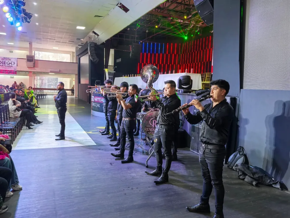 Banda sinaloense banda sinaloense Integrantes de la banda tocando frente a los invitados en un salón de fiestas