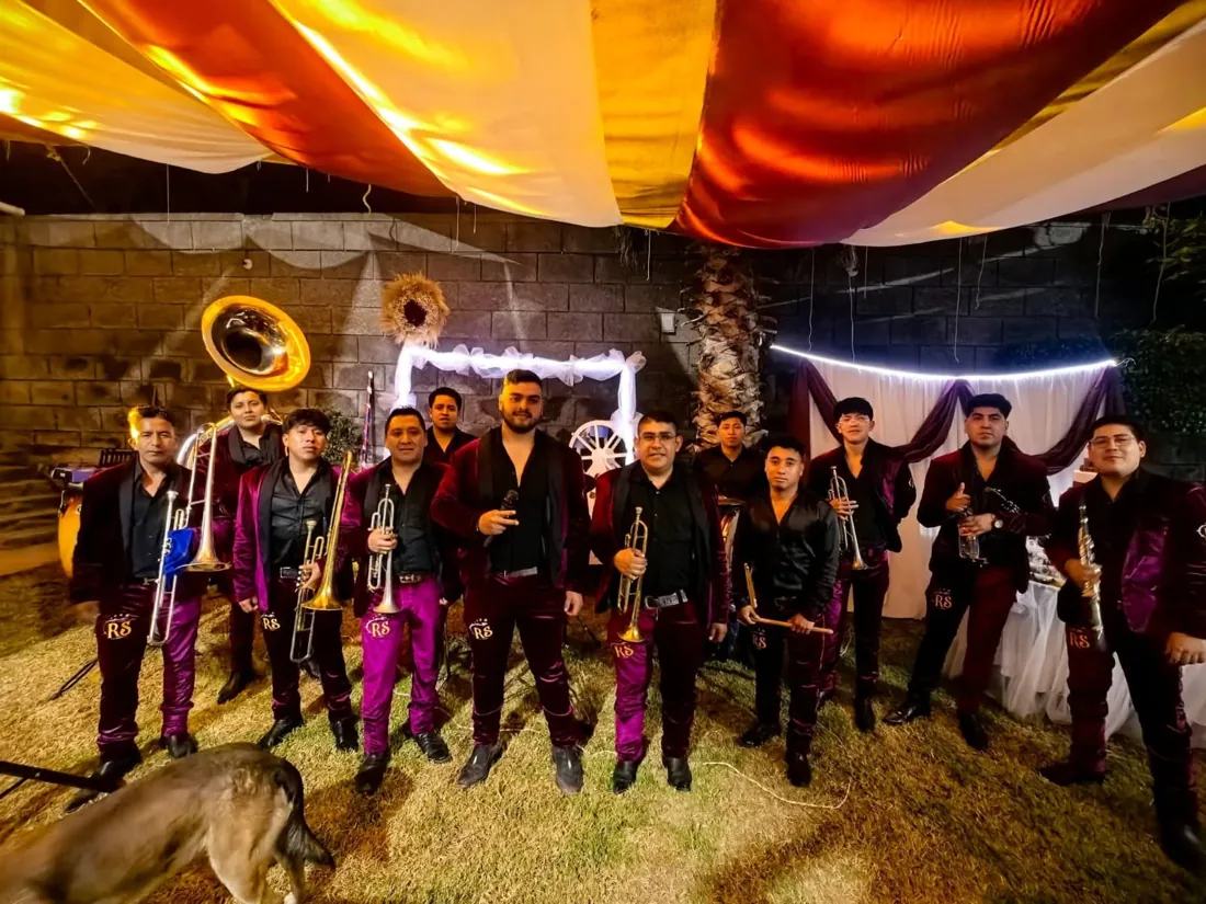 Banda sinaloense banda sinaloense Integrantes de la banda sinaloense reunidos con sus instrumentos en una celebración